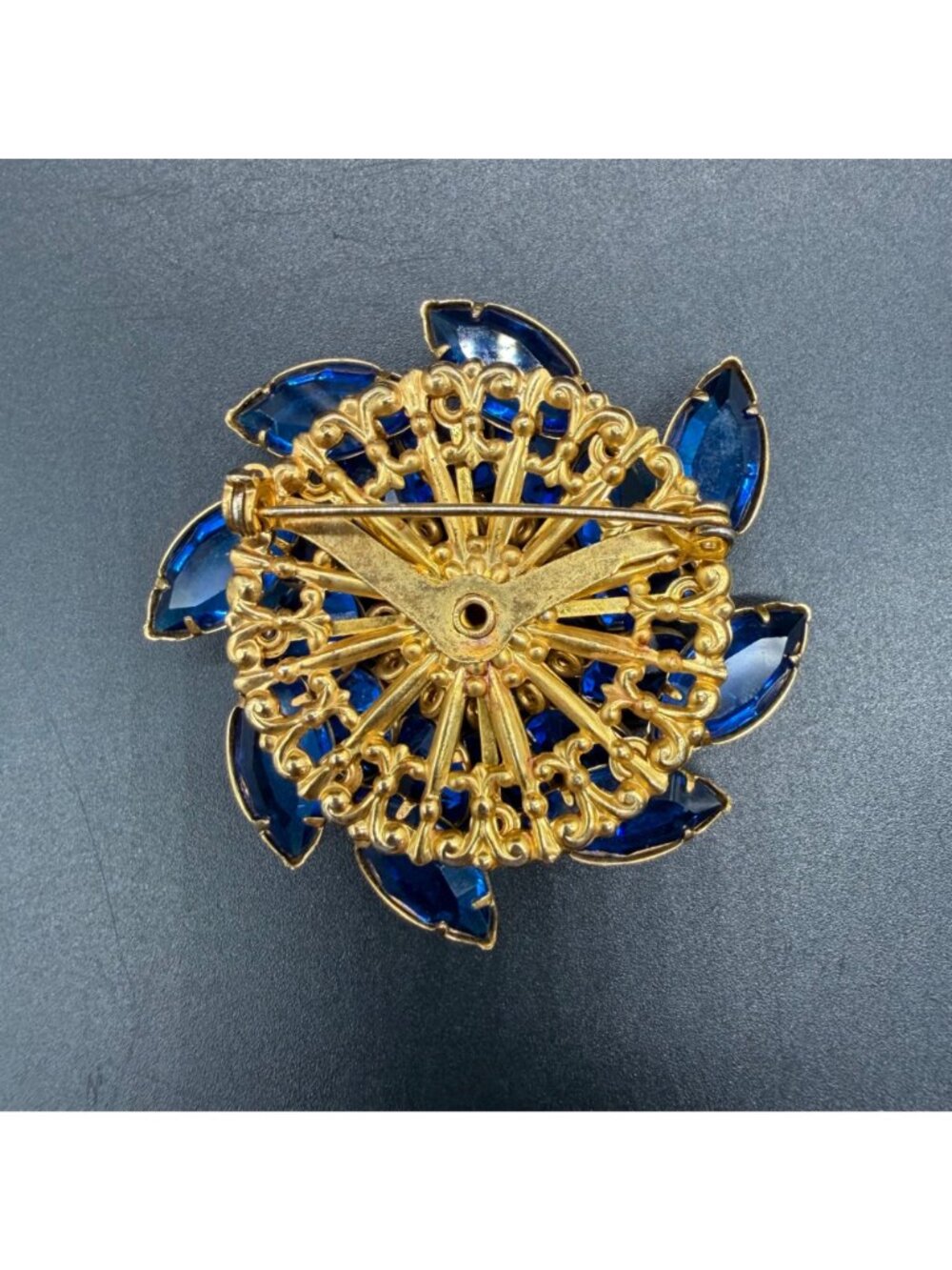 Vintage Mid Century Blue Rhinestone Gold Tone Flower Brooch Pin Elegant Jewelry - Picture 5 of 7